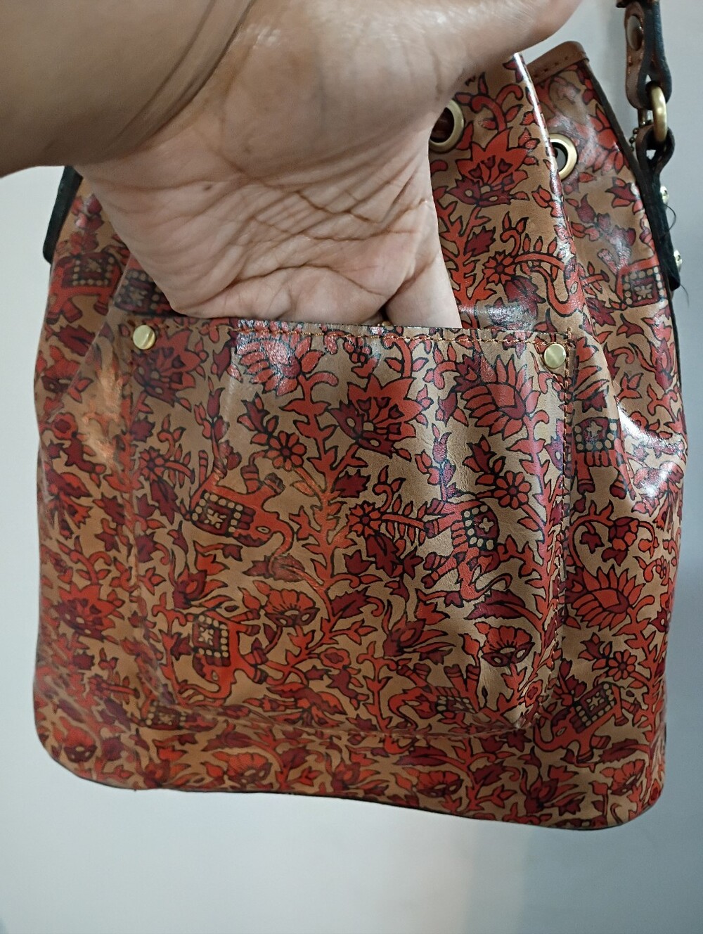 Patricia Nash, NWOT,  Women's, Floral Printed Drawstring Bucket Bag - Tan & Red - Picture 7 of 14